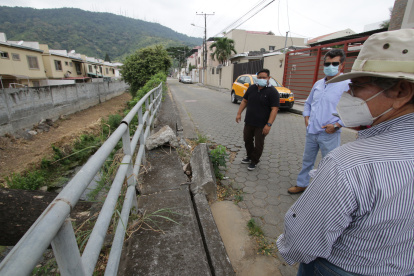 Residentes. Los moradores cuestionan que la obra del sector vecino no sea replicada.