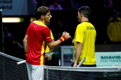 Pablo Carreño, jugador español, le da la mano al ecuatoriano Emilio Gómez, tras vencerlo en el duelo del 26 de noviembre.