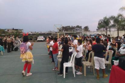 Unos 200 niños y sus padres pasaron una tarde y noche amena con juegos, concursos y el encendido del gigantesco adorno navideño.