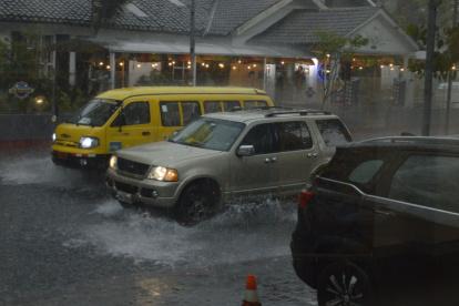 Emergencia. Las calles recordaban a ríos, los truenos eran frecuentes durante al menos una hora.