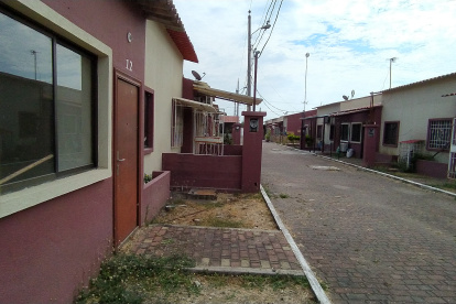 Abandono. Así se observan en estos días las calles internas de Andalucía, con muchas casas sin ocupantes.