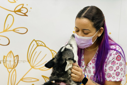 La doctora Victoria Guarín está al frente de esta clínica veterinaria que prioriza la salud preventiva de las mascotas.