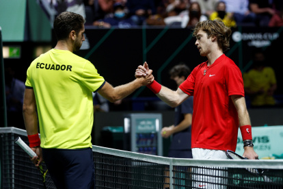 Roberto Quiroz (i), de Ecuador, saluda con el ruso Andrey Rublev al término del encuentro.