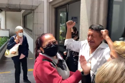 Libertad. A la salida de la Corte Nacional Luis Guanotasig no pudo contener sus lágrimas luego de que el tribunal ratificara su estado de inocencia.