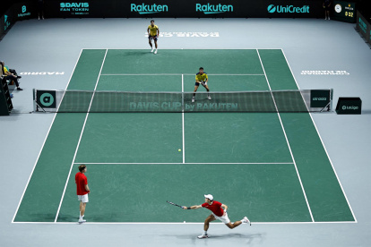 Los ecuatorianos Diego Hidalgo y Gonzalo Escobar (detrás) durante su partido de dobles ante los rusos Aslan Karatsev y Andrey Rublev de la fase final de la Copa Davis