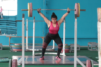 Esfuerzo. Bella  Paredes, pesista ecuatoriana, cumple exigentes entrenamientos para llegar lejos en la disciplina.