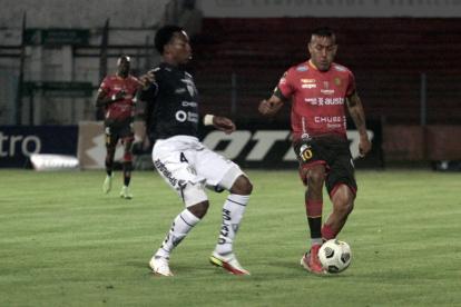 Independiente del Valle tuvo muchos problemas para controlar al Deportivo Cuenca en el primer tiempo