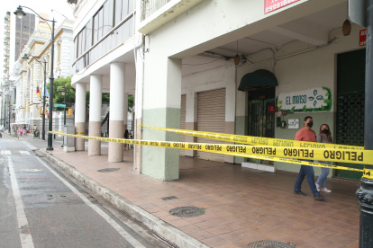 EN UN EDIFICIO DE DEL CENTRO MALECON Y AGUIRRE UNA MAPOSTERIA CAYO EN LA CALLE ESTO PRODUCTO DEL FUERTE TEMBLOR QUE SE DIO EN GUAYAQUIL 28 DE NOVIEMBRE DEL 2021 GUAYAQUIL-ECUADOR
