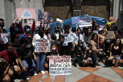 La comunidad LGBTI se tomó la plaza de la Basílica de Quito.