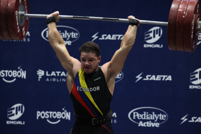 Iván Escudero, pesista ecuatoriano, demuestra su fortaleza y técnica en Cali, donde ganó una medalla de oro en los Juegos Panamericanos Junior.