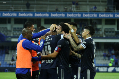 Los jugadores de Emelec celebran uno de los goles ante el Manta en el cierre de la segunda etapa de la LigaPro.