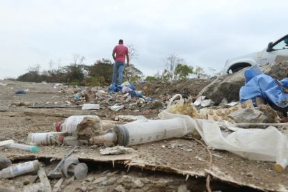 Botadero. En la avenida 64 N-O de la cooperativa Janeth Toral está ubicado el basurero improvisado, donde se puede observar claramente deshechos hospitalarios.