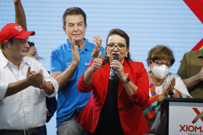 La candidata presidencial hondureña Xiomara Castro (3d) fue registrada al dar una declaración, tras conocerse los resultados parciales de las elecciones de este domingo, en Tegucigalpa (Honduras).