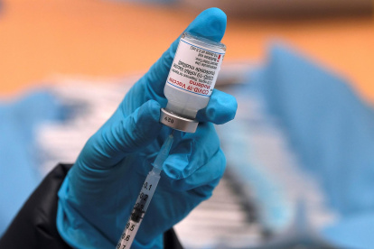 Un sanitario prepara una dosis de la vacuna de Moderna.