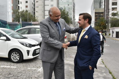 Suspensión. El exasambleísta Galo Lara y su defensor Eduardo León, en los exteriores de la Corte Nacional.