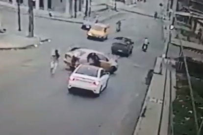 Tres hombres dispararon contra el agente, quien se movilizaba en su auto.