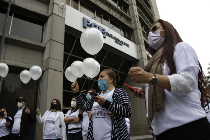 Quito. Los allegados del abogado Alejandro Paliz hicieron un plantón este lunes 29 de noviembre en la Fiscalía.