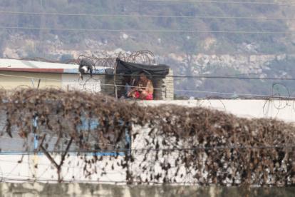 Vigilancia. En las esquinas superiores de la cárcel se improvisaron garitas.