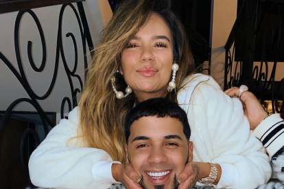 El cantante sorprendió a la colombiana en el Choliseo de San Juan, Puerto Rico para interpretar juntos el tema Culpables.