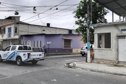 En el sector de Callejón 20 y Tercer Callejón Robles Chambers en el suroeste de Guayaquil, se produjo el tiroteo que acabó con la vida de un hombre.