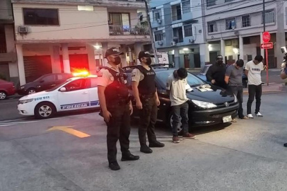 La Policía con los tres sospechosos aprehendidos al amanecer de hoy, luego de una persecución.
