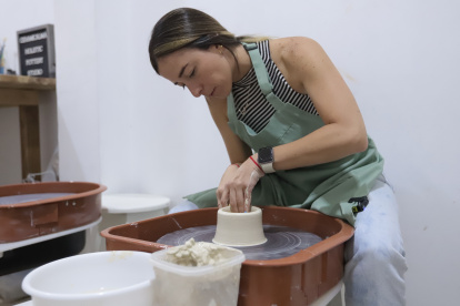 Carolina es psicóloga clínica y ha logrado vincular la cerámica con terápia de bienestar