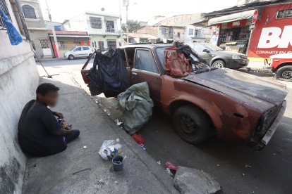 Hecho. El ‘dueño’ del vehículo, al que han apodado el ‘drogomóvil’, ha colocado fundas en las ventanas.