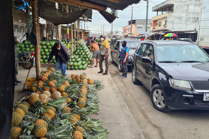 Escenario. Así permanecían las aceras, previo a la intervención, en el mercado. No había espacio para circular en el sitio hace, al menos, dos años.