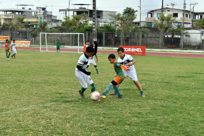 John Pardo (c) ante la marca de dos jugadores rivales más grandes.