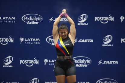La pesista tricolor festeja luego de colgarse el oro en los 86 kilogramos.