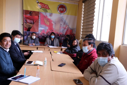 Cita. Ayer, trabajadores de municipios, eléctricas y maestros debatieron.