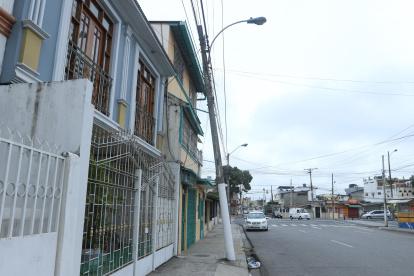 Uno de los postes inclinados está en la avenida Esmeraldas y José Vicente Trujillo.