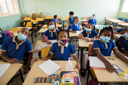 Estudiantes asisten un día de clases presenciales en una escuela pública, en una fotografía de archivo.