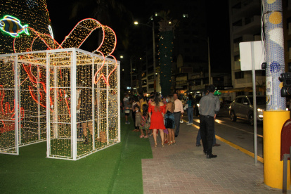 Estos objetos acompañarán al árbol de 7 metros en el malecón.