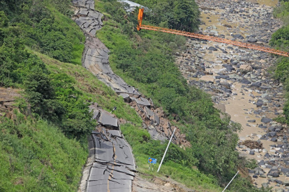 Fotografía cedida este lunes por la Agencia Andina de noticias en la que se registro una carretera afectada por el terremoto del pasado domingo en la región amazónica peruana.