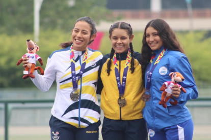 Ma. Loreto Arias (i) fue la segunda mejor marca en patinaje de velocidad.