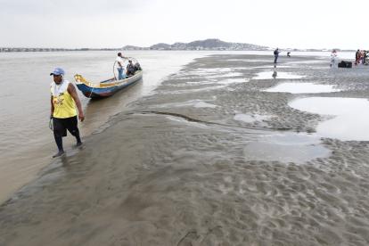 RECORRIDO EN EL RIO GUAYAS Y BABAHOYO SOBRE LOS ISLOTES QUE SE PRESENTAN EN EL LUGAR/JIMMY NEGRETE/GUAYAQUIL-ECUADOR