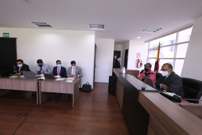 Diligencia. Jueces y defensores de Yunda en los minutos previos a la instalación de la audiencia de recusación.