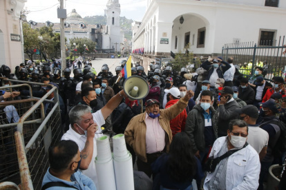 Quito. Decenas de policías en servicio pasivo protestaron ayer por el atraco al Isspol.