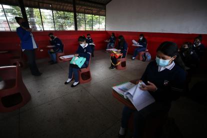 Estudiantes de la Unidad Educativa Agropecuaria Eduardo Salazar Gómez regresan a clases presenciales en Quito (Ecuador), en una fotografía de archivo.