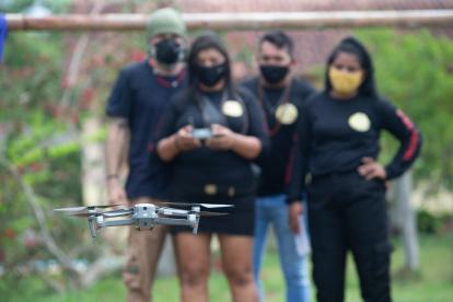Jóvenes de diversas etnias de la Amazonia brasileña participan en un curso de manejo de drones.