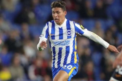 El ecuatoriano Jeremy Sarmiento tuvo que retirarse de la cancha por un problema en la pierna izquierda