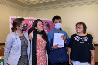 Hijo de una mujer que sufrió una emergencia obstétrica y que fue encarcelada por aborto en El Salvador