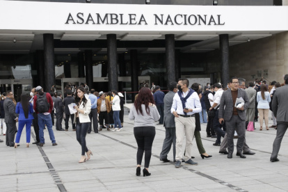Funcionarios. Un legislador puede contratar hasta cuatro personas para su despacho. Si es autoridad legislativa, el número se incrementa