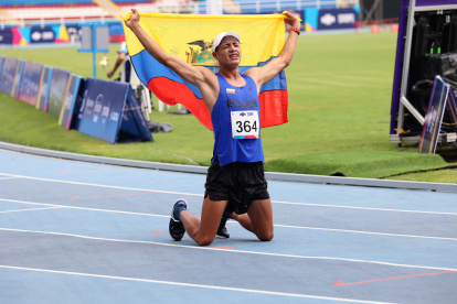 El .quiteño de 22 años cayó al suelo de rodillas tras cruzar la meta y cronometrar 1 hora, 21 minutos y 56 segundos.