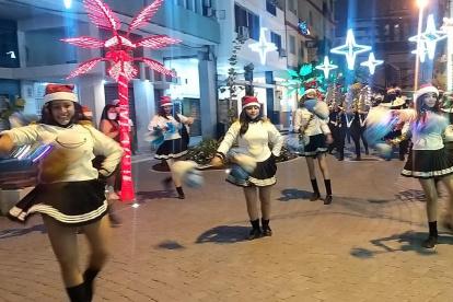 Inician las festividades navideñas en la calle Panamá e Imbabura.