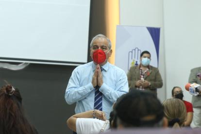 Francisco Andino, gerente del Teodoro Maldonado Carbo en Guayaquil, recibió a pacientes que protestaron por la falta de medicamentos.