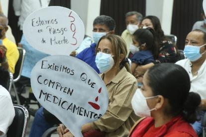 Incomodidad. Pacientes acudieron con sus tratamientos a protestar.