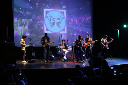 Presentación. Aspy Band se presentó en concierto en vivo en el MAAC el martes 30 de noviembre por la noche.  2. Camerino. Los jóvenes realizan ejercicios de relajamiento. 3. Público. Al concierto de Aspy Band asistieron 250 personas.
