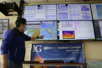 Monitoreo. Edwin Viracucha, coordinador del Centro de Monitoreo Terras del IG-EPN, explica el sistema.